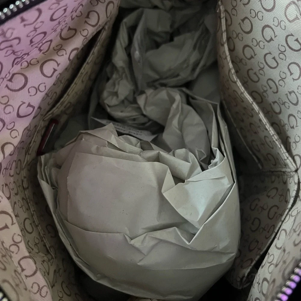 ⭐️ Firm Price ⭐️ Like new, in EUC Guess Purse - Picture 5 of 5